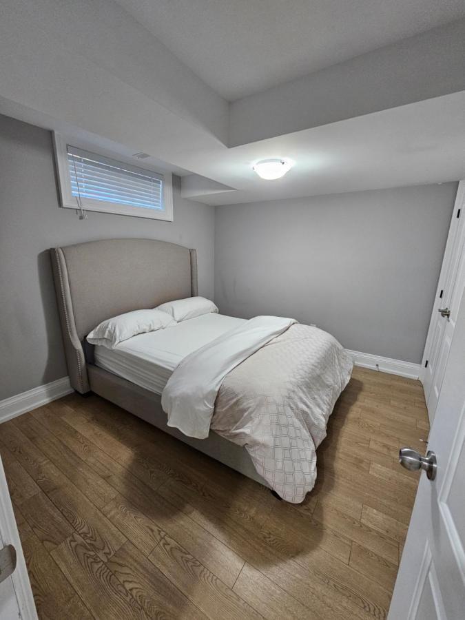 טורונטו Basement Apartment In Luxury Beach House מראה חיצוני תמונה