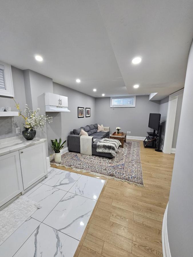 טורונטו Basement Apartment In Luxury Beach House מראה חיצוני תמונה