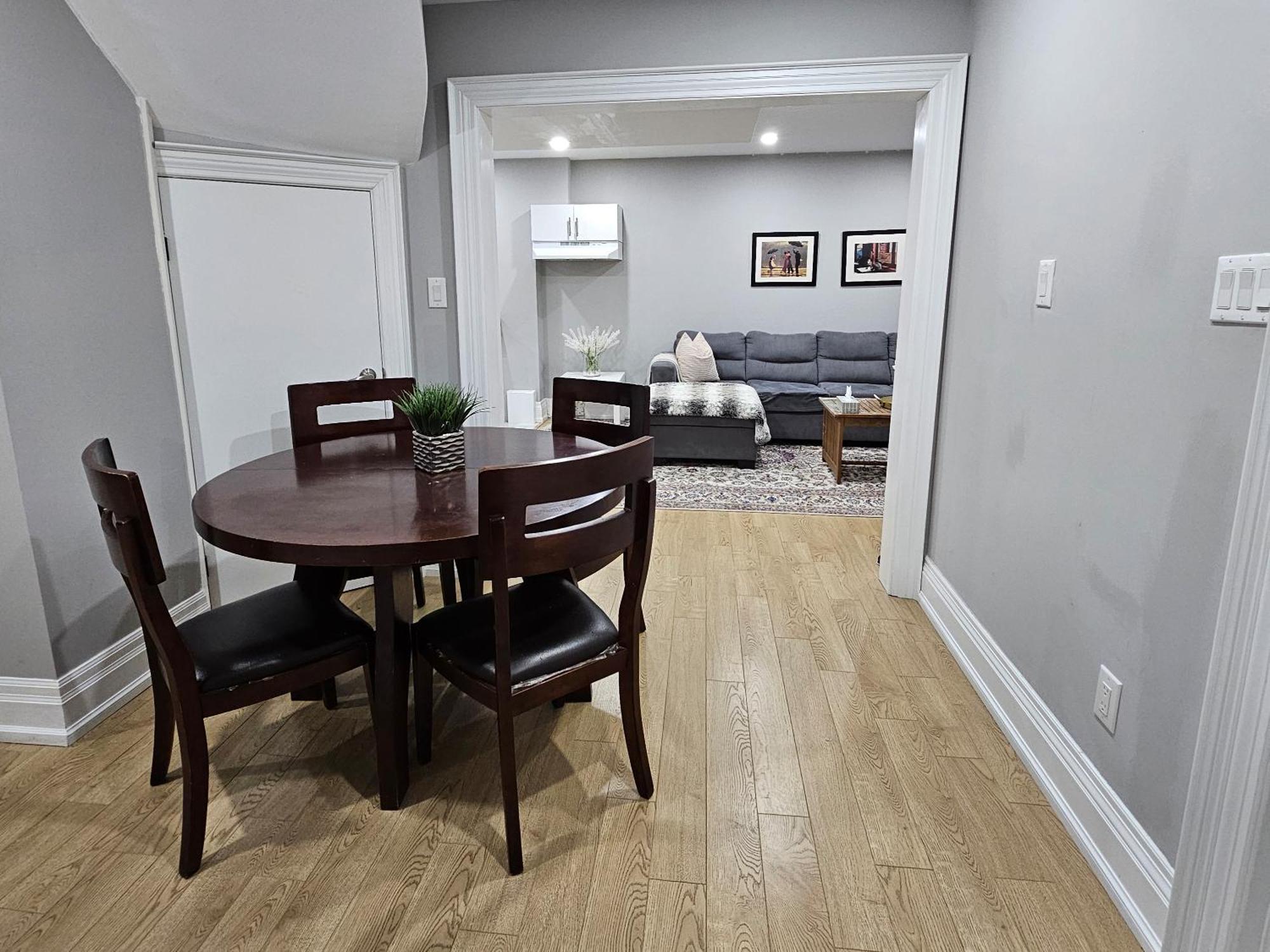 טורונטו Basement Apartment In Luxury Beach House מראה חיצוני תמונה